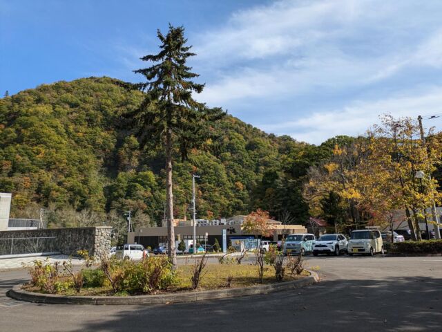 札幌は綺麗な紅葉が始まり秋を感じます🍁

今回は『サッポロピリカコタン』をご紹介します🦅

サッポロピリカコタンとは、
アイヌ語で「札幌の美しい村」という意味だそうです～✨
アイヌ民族の生活や歴史、文化などを楽しめます🌳

・歴史の里
・自然の里
・イタオマチプ

昔アイヌ民族が住んでいたチセ（家屋）、プ（倉）などが再現されていて、イユタプ（脱穀精白用具）ではアイヌの人々と水との深い関わりを感じさせてくれます。
復元された外洋船はとても立派でした🤗🚤

皆さんも是非アイヌ文化に触れてみませんか？

#northeagle #ノースイーグル #キャンプ #camping #キャンプギア #アウトドア用品 #キャンプ用品 #キャンプ道具#アウトドア #アウトドア好き #アウトドア好きな人と繋がりたい #キャンプ初心者 #キャンプ飯 #BBQ #焚火#ファミリーキャンプ#グルキャン #ソロキャン #デイキャンプ #コスパ最強 #北海道 #北海道企業#北海道が好き#hokkaido #札幌#sapporo#サッポロピリカコタン#アイヌ